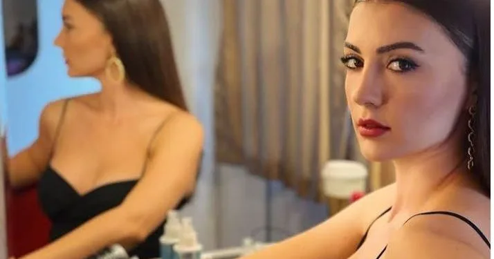 ¡Burcu Özberk, la estrella de Aşk Mantık İntikam, conquistó corazones una vez más!