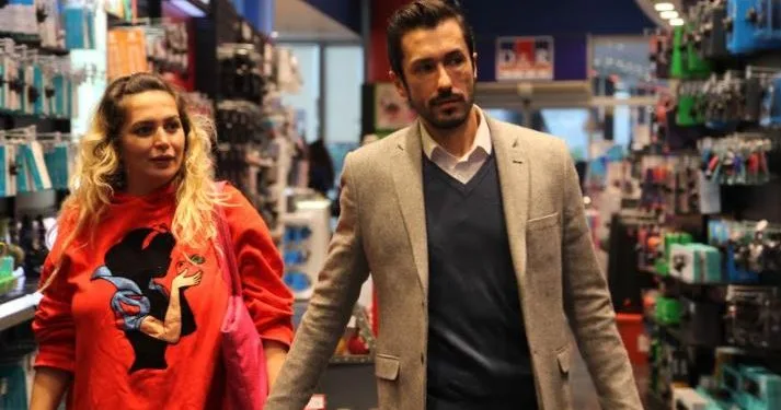 ¡Emrah Akduman, el actor principal de la serie Beni Bırakma, anunció el sexo de su bebé!