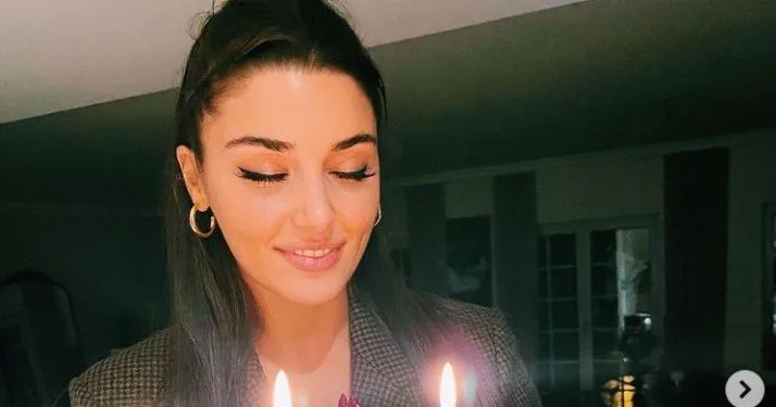 ¡Un mensaje de cumpleaños muy especial de Hande Erçel a su difunta madre!