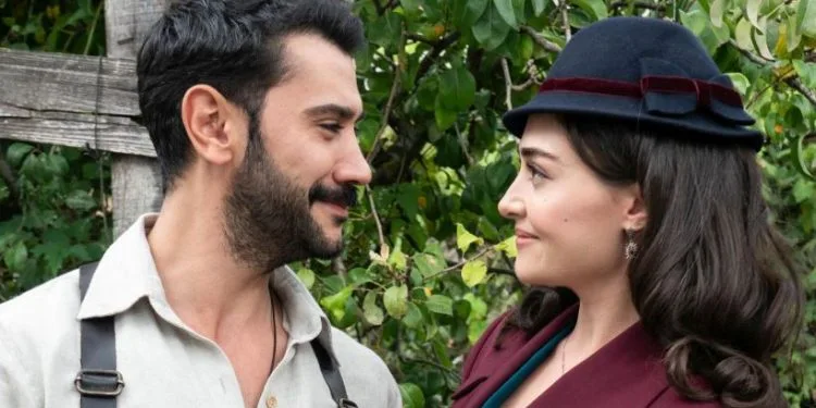 ¡Mira el drama pesado en el drama, mira la pose detrás de escena! Esra Bilgiç del set de Kanunsuz Topraklar ha compartido