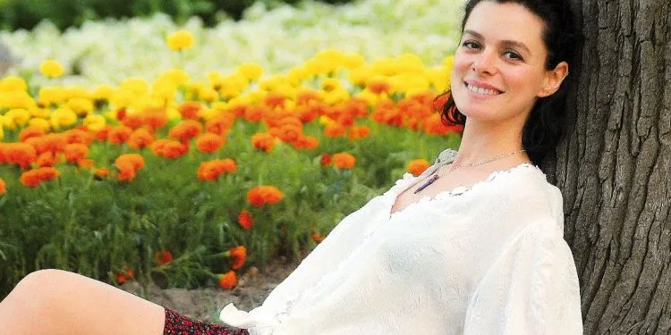 ¡Llevar este estilo no es para todos! ¡Deberías ver la pose de Özge Özpirinçci con su panza!