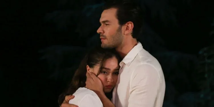 ¡Ha llegado la pose esperada de la pareja Aytaç Şaşmaz y Cemre Baysel!