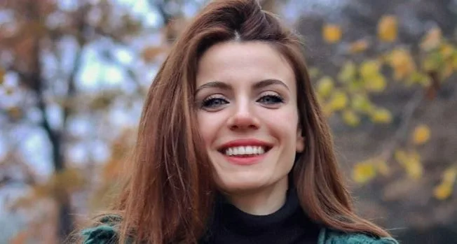 4 años después de la serie de televisión Şevkat Yerimdar, ¡Başak Parlak vuelve a aparecer en los televisores!