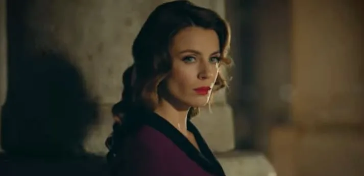 ¡Başak Parlak apareció por primera vez en la serie de Kanunsuz Topraklar!