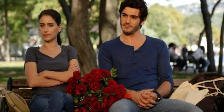 ¡Bizim Hikaye con Hazal Kaya y Burak Deniz está al aire en otro país!