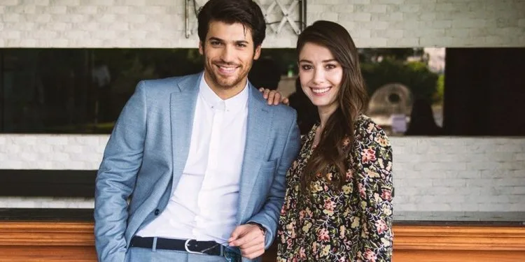 Presentando Can Yaman y Özge Gürel al mundo, ¡Dolunay se transmite en tres países más!
