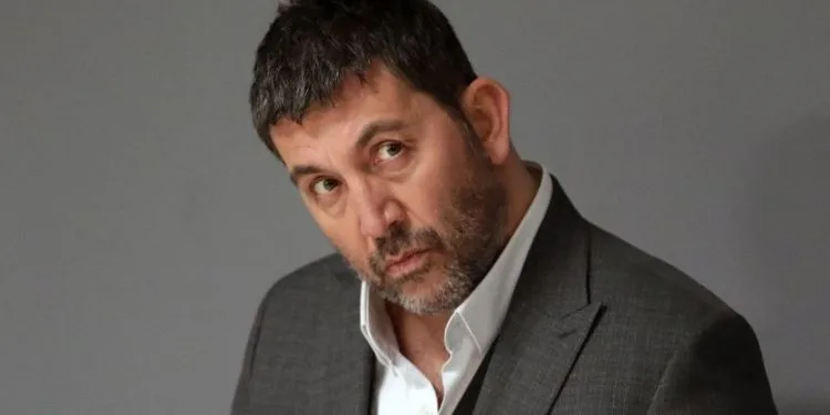¡El actor principal Emre Kınay está de vuelta en los sets con un elenco explosivo!