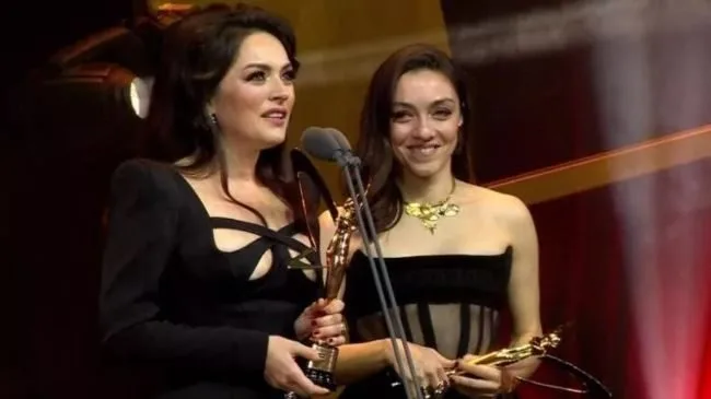 ¡La serie Masumlar Apartmanı estaba orgullosa de Ezgi Mola y Merve Dizdar!