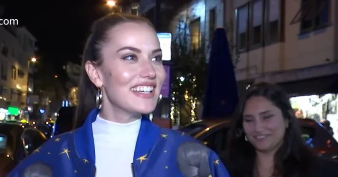 ¡Montar a caballo y usar una espada no es agotador para Fahriye Evcen!