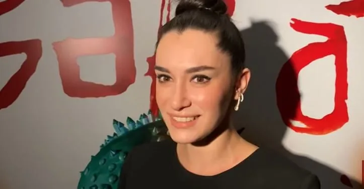 ¡Felicitaciones de Hande Doğandemir a sus amigos Funda Eryiğit y Hazar Ergüçlü!