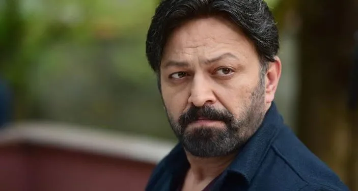 ¡Serhat Kılıç, quien se unió a Kuruluş Osman, está en el escenario con una identidad completamente diferente!