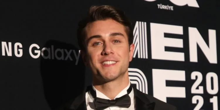 ¡Onur Seyit Yaran disfrutó de un premio con la serie de televisión Kardeşlerim!
