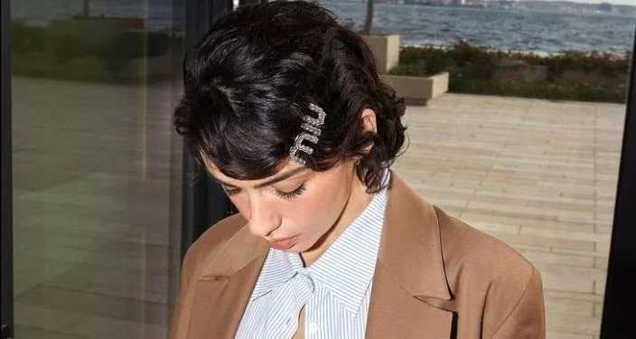 A Hazar Ergüçlü le encantó su nueva imagen, ¡pero le encanta la antigua!