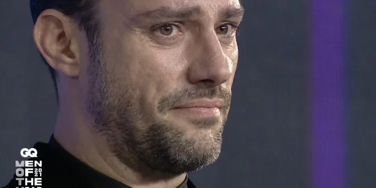 Salih Bademci, quien fue elegido como el actor del año, ¡no pudo controlar sus lágrimas!