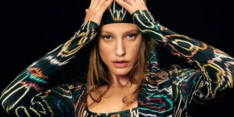 Serenay Sarıkaya se ha ido, ¡ha llegado Brigitte Bardot! …
