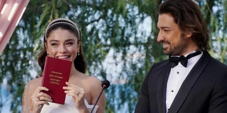 Las estrellas de Ada Masalı Ayça Ayşin Turan y Alp Navruz compartieron una selfie, ¡fue un desastre!