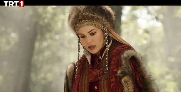 El pequeño invitado de Fahriye Evcen en el set de la serie Alparslan