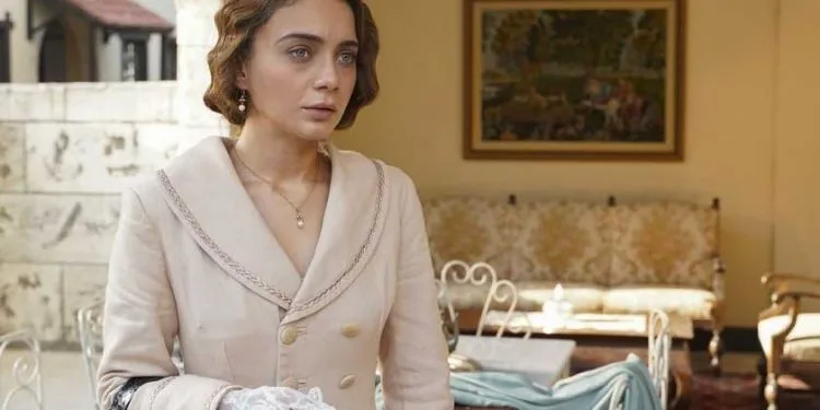 La hermosa actriz Damla Sönmez conquista corazones con su papel de Dilruba en la serie de televisión Aziz