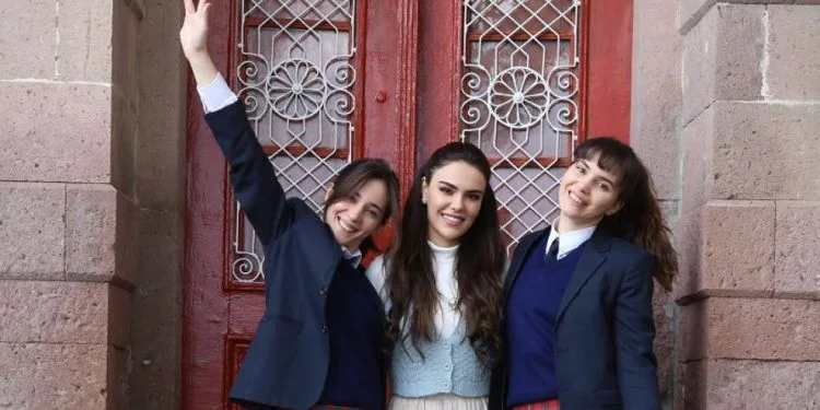 ¡Özgü Kaya, Almila Ada y Melisa Berberoğlu, que se conocieron en la serie Üç Kız Kardeş, se ven muy bien!