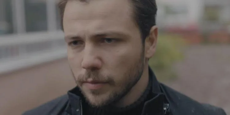 Tolga Sarıtaş disfruta trabajar con Haluk Bilginer, a quien conoció en la serie de televisión Baba!