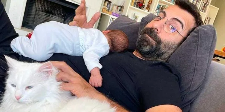 Apenas comienza la emoción de paternidad de Emre Karayel, quien tomó a su hijo en brazos por primera vez