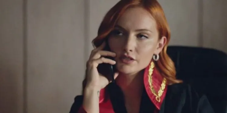 ¡Ella que ve la pose de Başak Gümülcinelioğlu, la jueza de la serie Yargı, mira de nuevo!