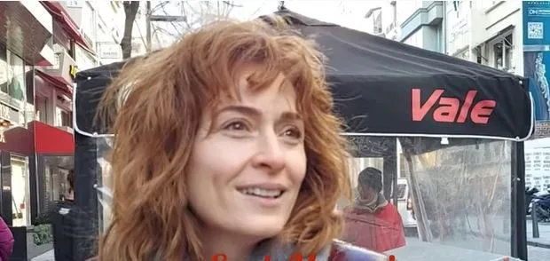 Ceyda Düvenci trabaja en 3 sucursales, ¡pero no pasa los proyectos de serie!