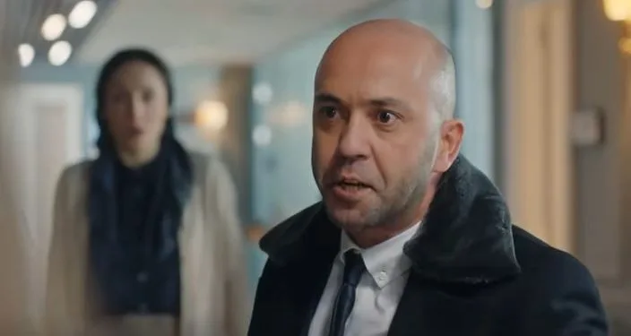 Sarp Akkaya de la serie Evlilik Hakkında ¡Su Şey no debería irse!