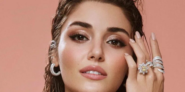 ¡El nuevo comercial de Hande Erçel es moderno y misterioso!
