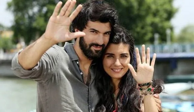 ¡Otro desarrollo sorprendente de la serie Kara Para Aşk de Tuba Büyüküstün y Engin Akyürek!