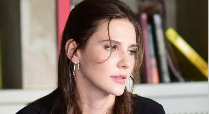 Alina Boz representa al socio de Çağatay Ulusoy en la serie Süslü Korkuluk