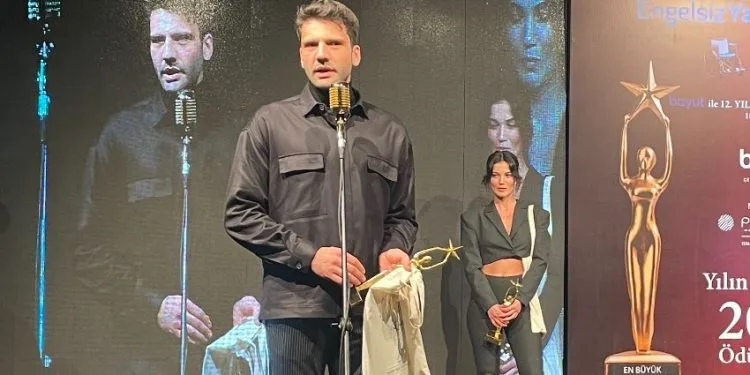 ¡Pınar Deniz y Kaan Urgancıoğlu también ganaron premios!
