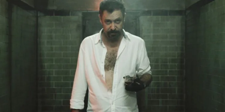 ¡Nejat İşler, el personaje “duro” más querido de las pantallas, vuelve con un personaje duro!