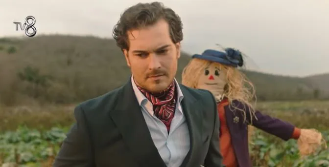 Çağatay Ulusoy hizo que la gente dijera: “¡El Rey ha vuelto al campo” con su nueva serie Süslü Korkuluk! ..