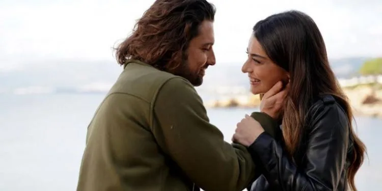 ¡Alp Navruz y Ayça Ayşin Turan están embriagados de amor! Llegó una nueva pose de la pareja!..