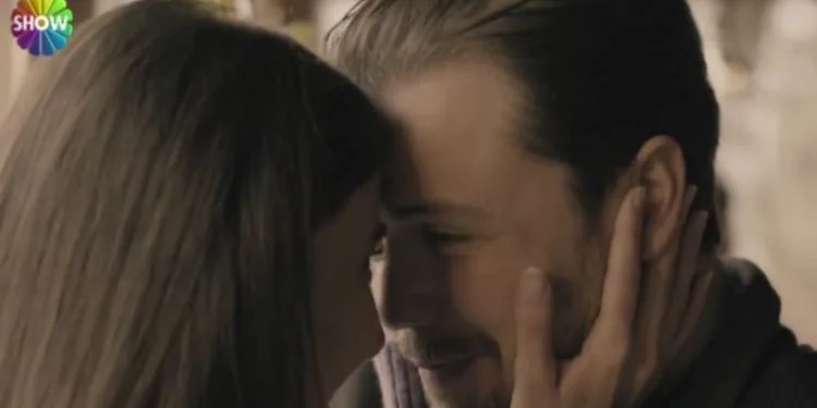 ¡Qué hermosa pareja de series de televisión son Tolga Sarıtaş y Beril Pozam!
