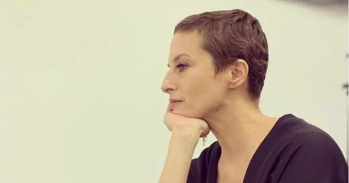 ¡Canan Ergüder, la actriz que sobrevivió a los días difíciles que vivió, regresa esta noche a las pantallas con la serie de televisión «Oğlum»!..