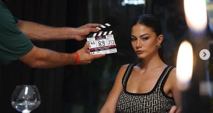 Demet Özdemir no está en la serie, ¡pero hizo una entrada rápida en la agenda con la película Love Tactics!
