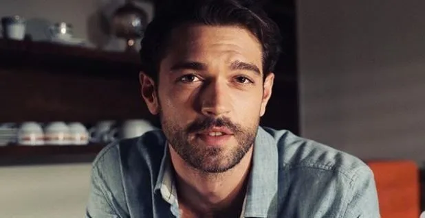 ¡Furkan Andıç regresa a la pantalla con la serie Kara Tahta después de la serie Çatı Katı Aşk!