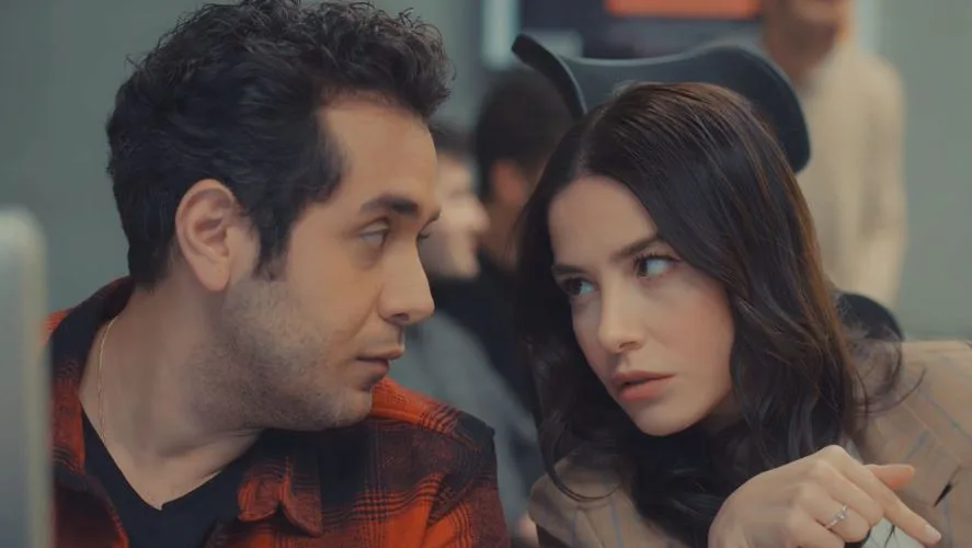 ¡Özge Gürel, Aybüke Pusat, Melisa Aslı Pamuk están en los papeles principales! ¡La serie Hayaller ve Hayatlar ha comenzado!
