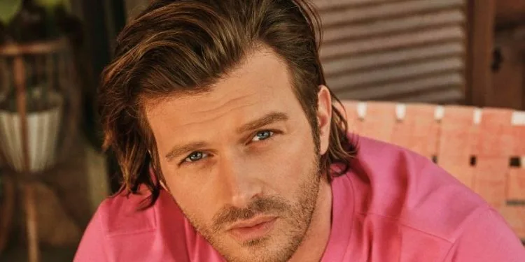 ¡Los fanáticos de Kıvanç Tatlıtuğ están esperando con entusiasmo! Sin embargo, ¡la situación es un poco complicada para la serie Kral Kaybederse!