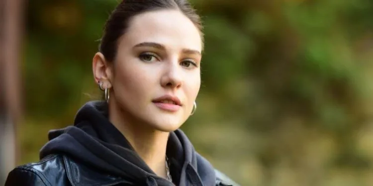 ¡La lealtad de Alina Boz a su padre, el maestro actor Kerem Atabeyoğlu en la serie de televisión Maraşlı, despertó admiración!..