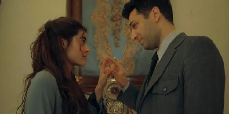 ¡Manos y almas unidas! ¡Murat Yıldırım y Simay Barlas fascinan en la serie Aziz!