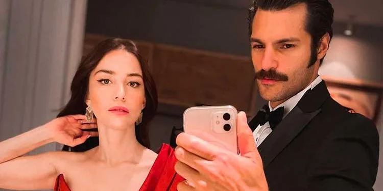 La pareja Serkan Çayoğlu y Özge Gürel, de quienes se dice que se van a casar, ¡siguen quemando las redes sociales!..
