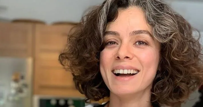 ¡Özge Özpirinçci, que crió a su hija Mercan, está viendo series de televisión en la pantalla! Mira, ¿de qué serie doméstica es fan?