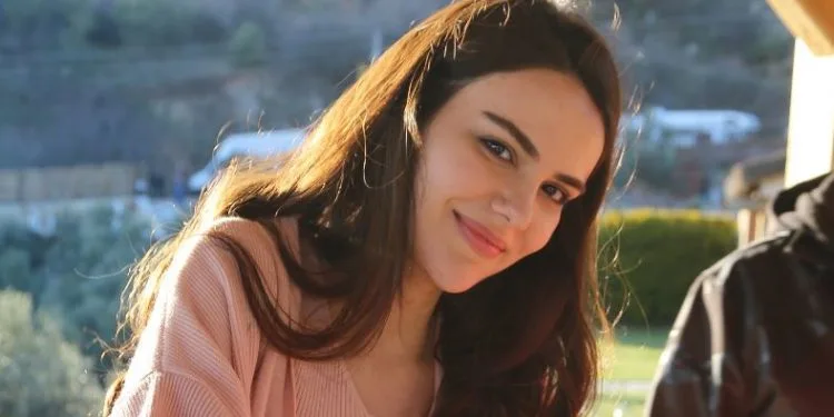 ¡Celebración sorpresa de cumpleaños para Özgü Kaya en el plató de la serie de televisión Üç Kız Kardeş!