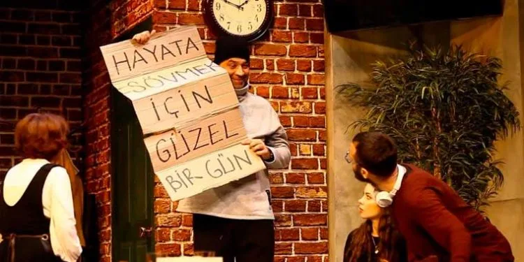 El comisionado de Mesut de la serie Arka Sokaklar, Şevket Çoruh, no dejó solos a sus amigos en su nuevo juego