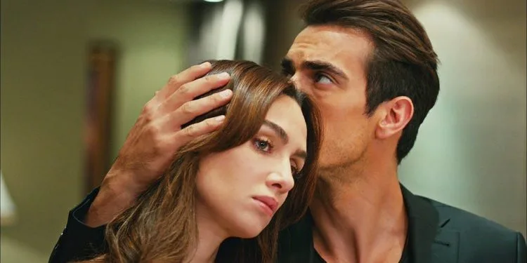 ¡La amistad de Birce Akalay e İbrahim Çelikkol se destaca en el mundo de las revistas!..