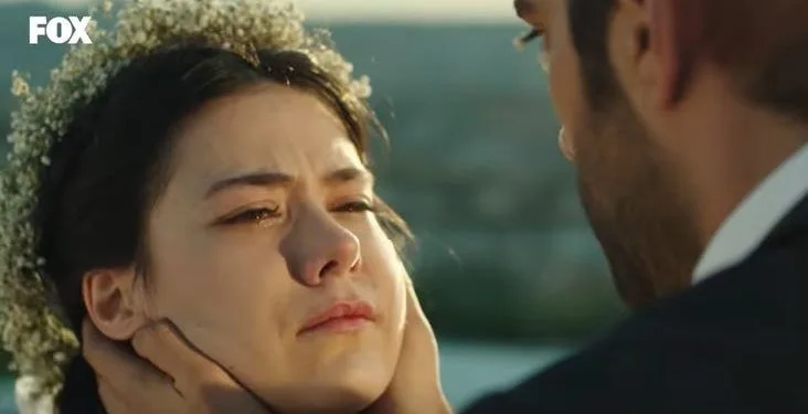 ¡Brillando con Zümrüdüanka, Pelin Abay consiguió una serie de televisión tal como quería!