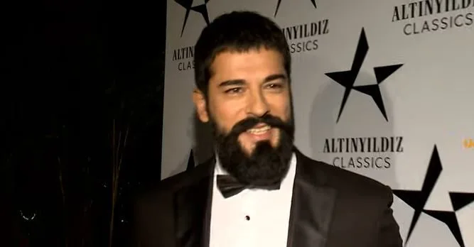 Mientras Burak Özçivit intentaba ver la serie de televisión Kuruluş Osman, ¡su hijo Karan cantó!